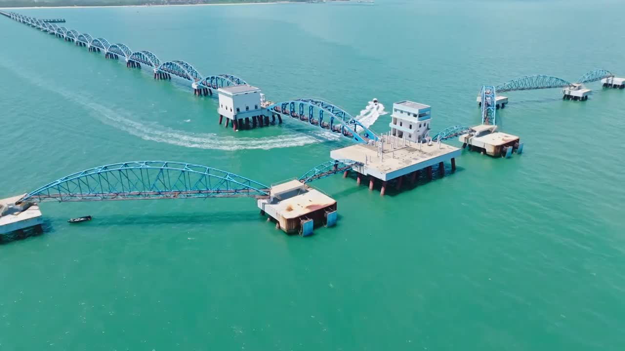 航拍涠洲岛蓝桥与游艇视频素材