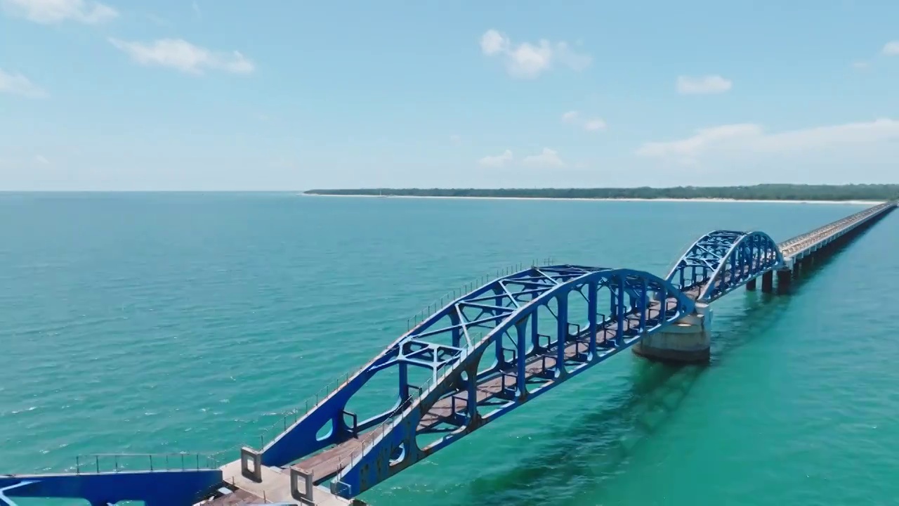 海上铁桥视频素材