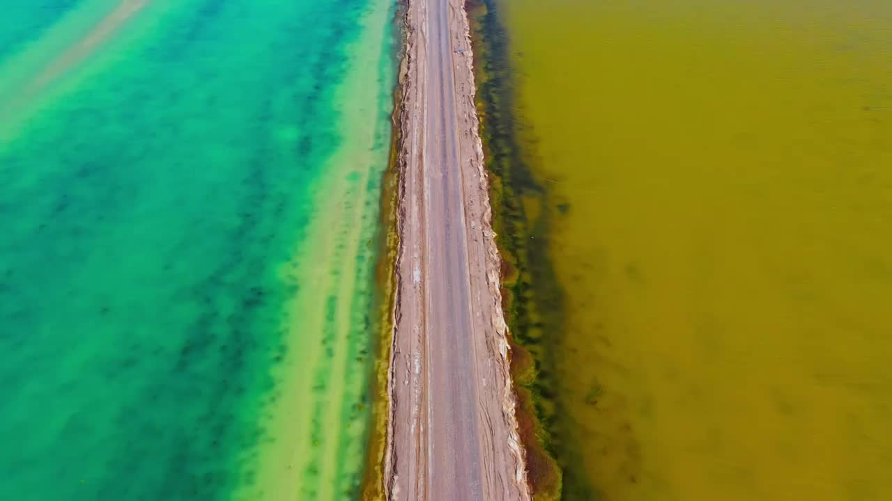 双色湖的航拍视角，水上公路，西台吉乃尔湖视频下载