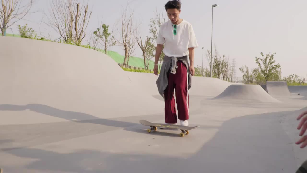 玩滑板的年轻人视频下载
