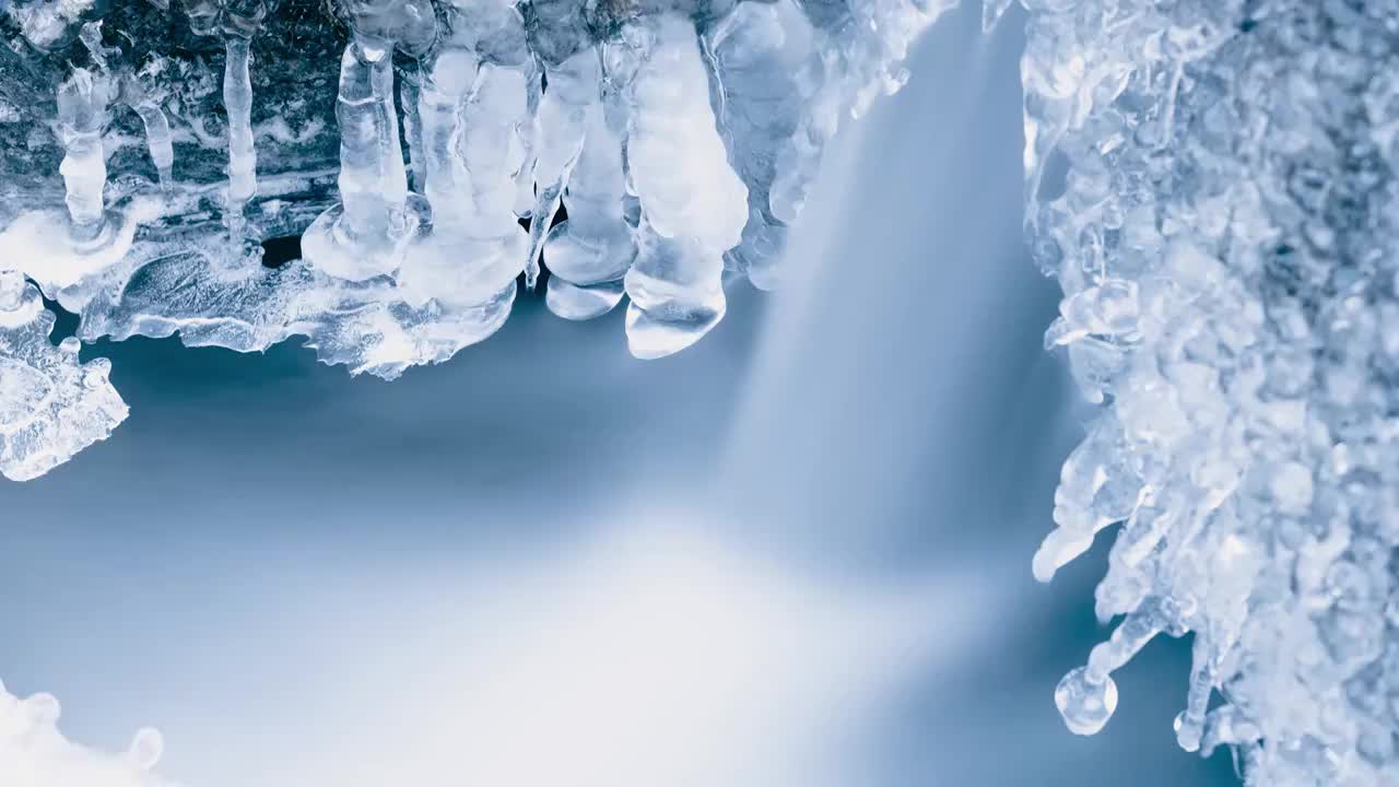 山间河流结冰延时视频素材