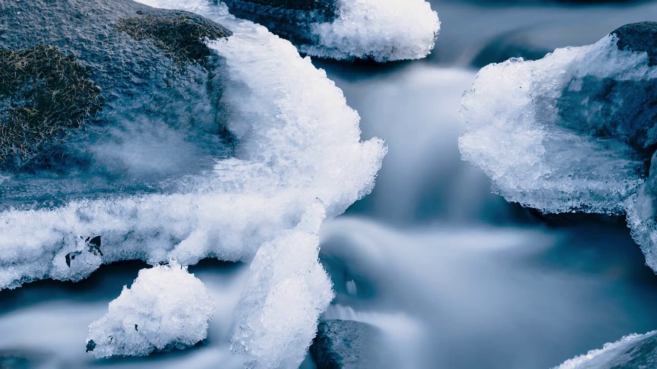 山间河流结冰延时视频素材
