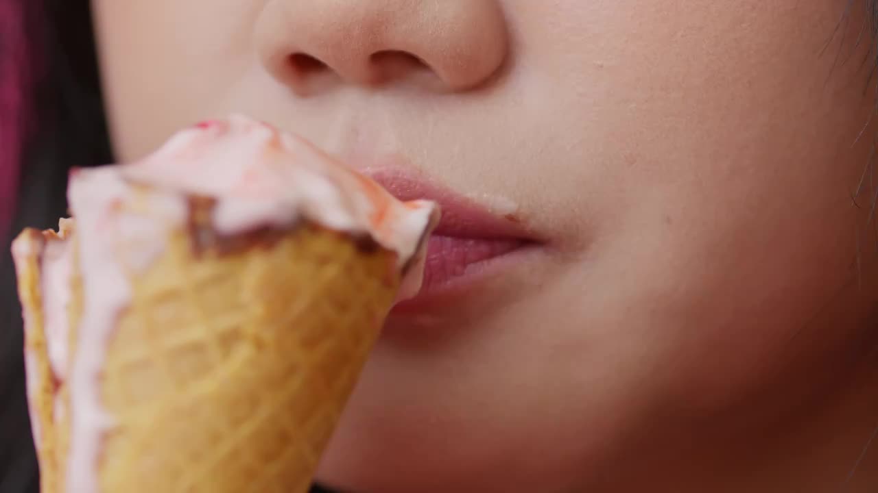 可爱的胖女孩在吃冰淇淋视频下载