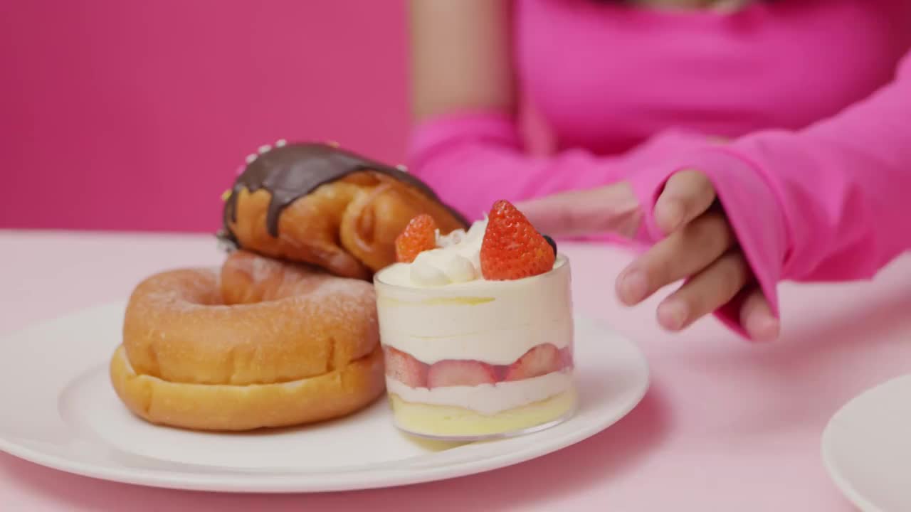 吃甜食的胖女孩视频素材