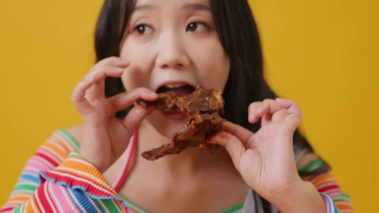 吃鸭货的胖女孩视频素材