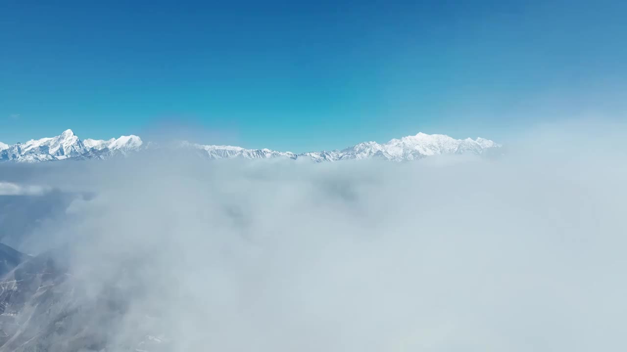 云海上的雪山视频素材