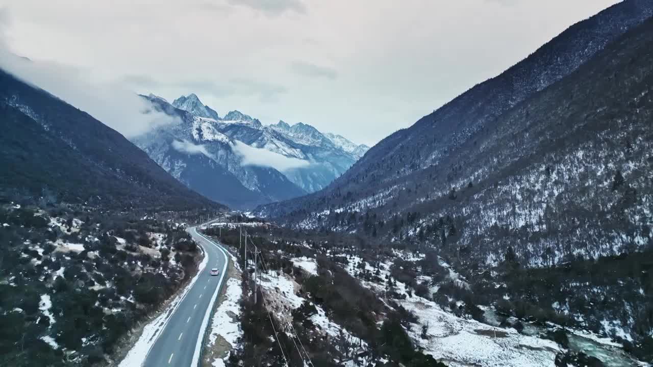 川西公路的自驾旅行（贡嘎群山）视频素材