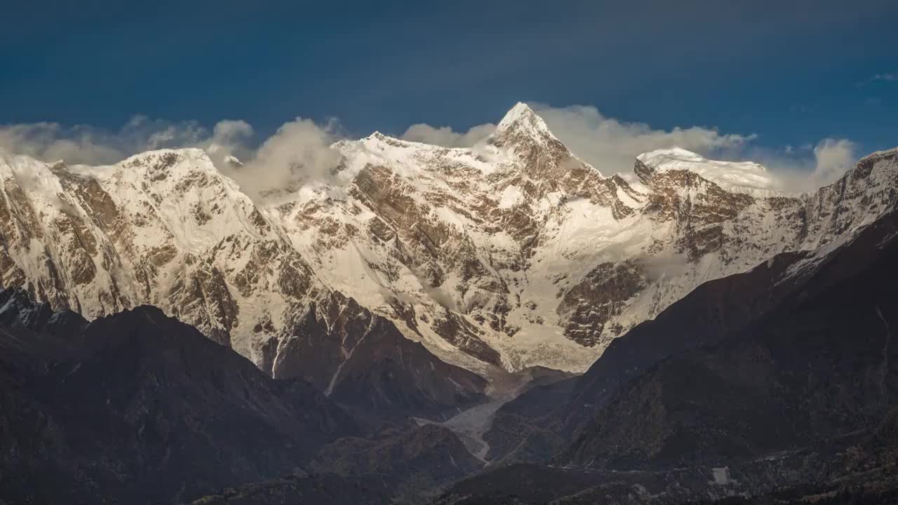 西藏林芝南迦巴瓦雪山日照金山视频下载