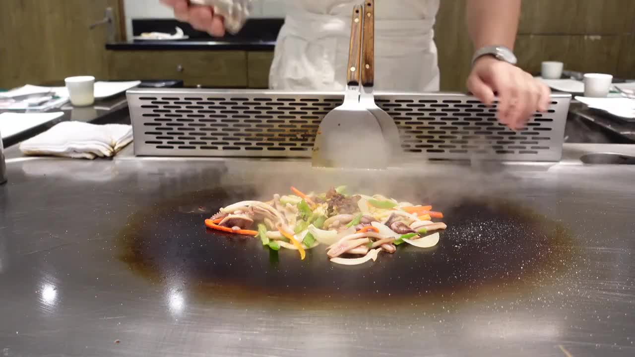 城市餐厅现场铁板烹饪美食视频素材