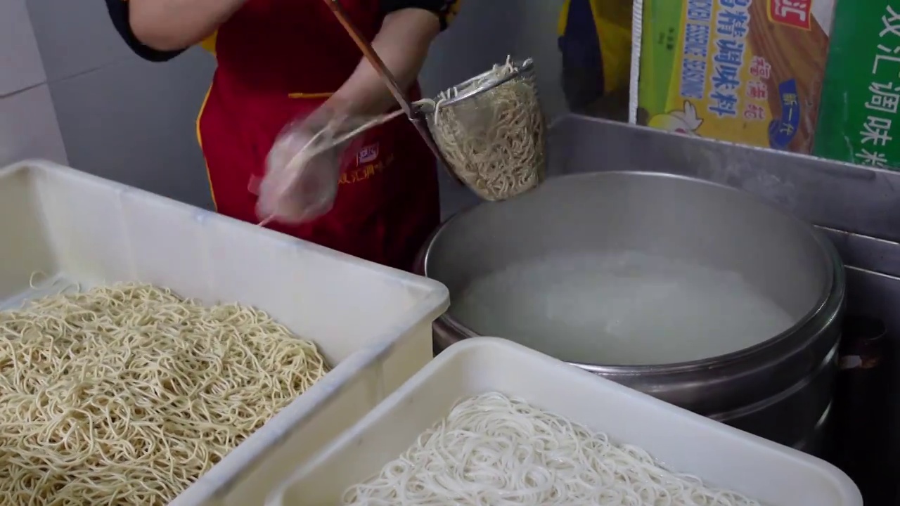 武汉特色地方美食热干面烹饪过程视频素材