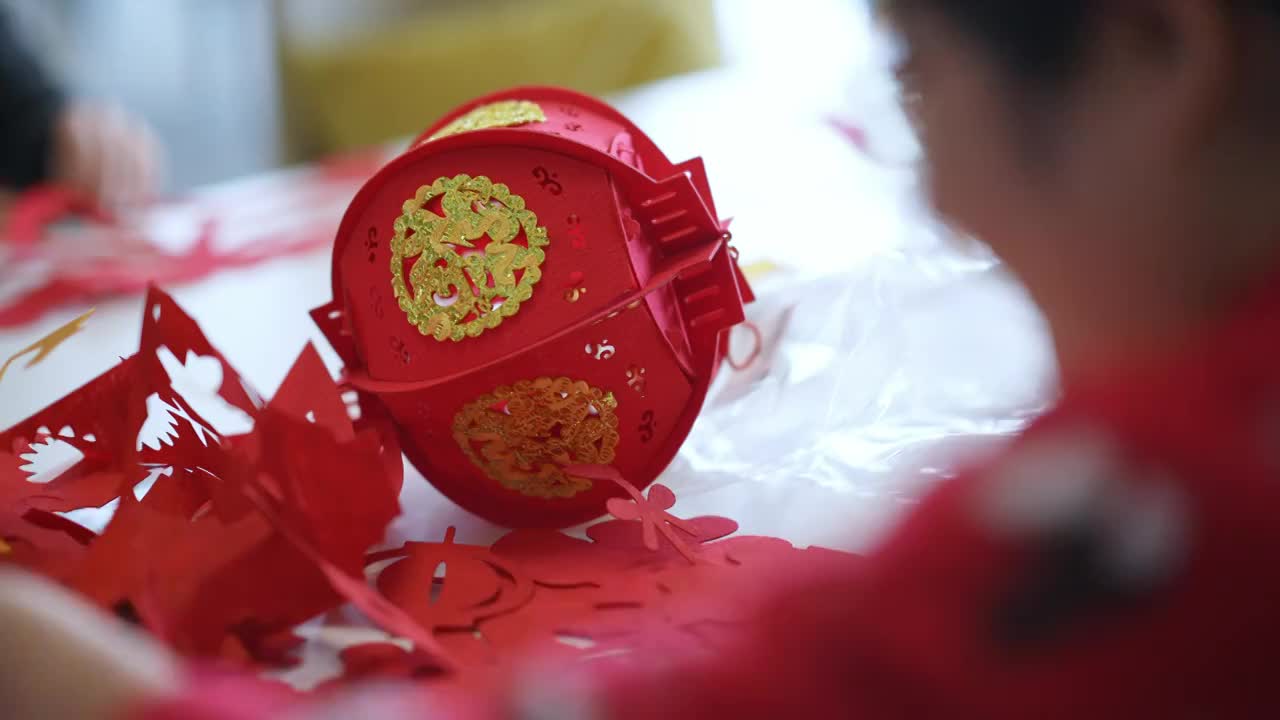 农历中国新年手工灯笼制作视频素材