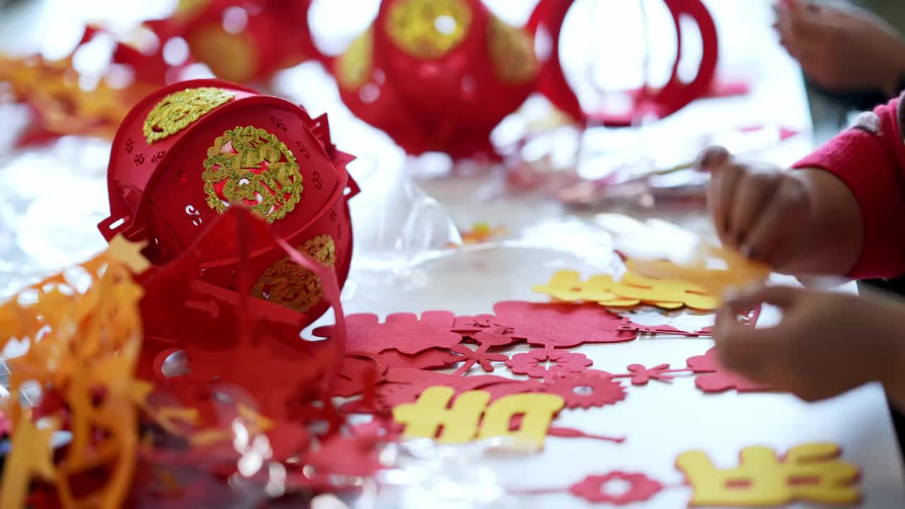 农历中国新年手工灯笼制作视频素材