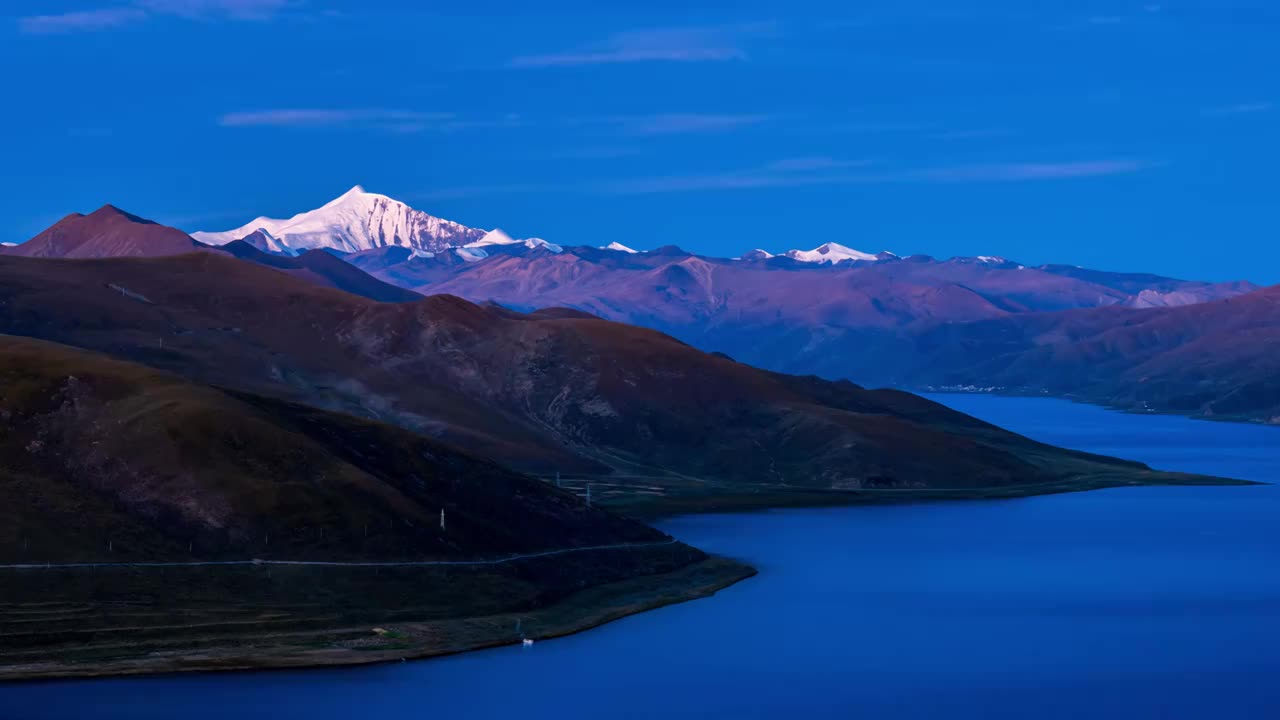 西藏羊湖清晨日照雪山视频下载