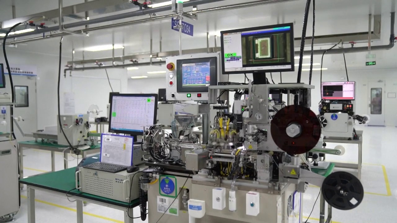 中国的自动化高科技芯片生产线工厂内部生产（选编）视频素材