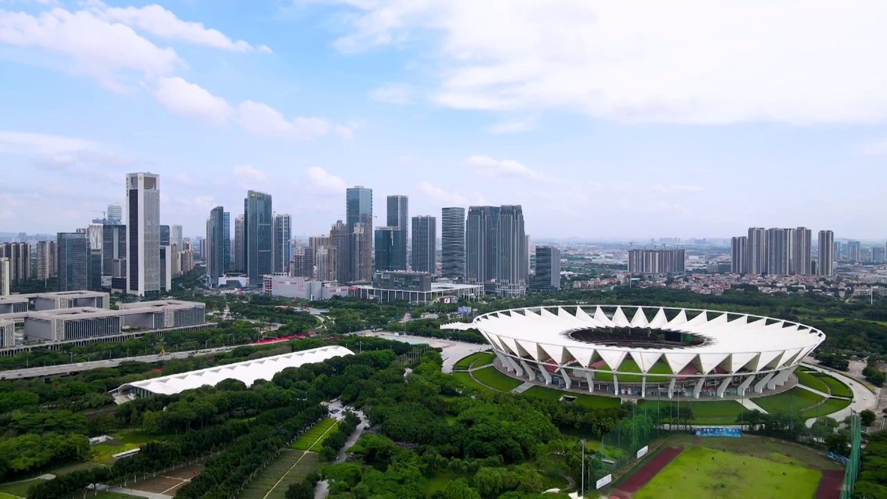 中国佛山世纪莲体育馆和佛山新城CBD城市天际线航拍视频素材