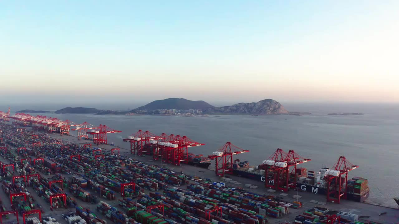 上海洋山深水港码头日落风光航拍视频素材