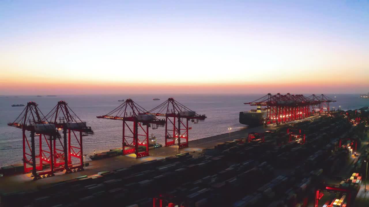 上海洋山深水港码头日落风光航拍视频素材
