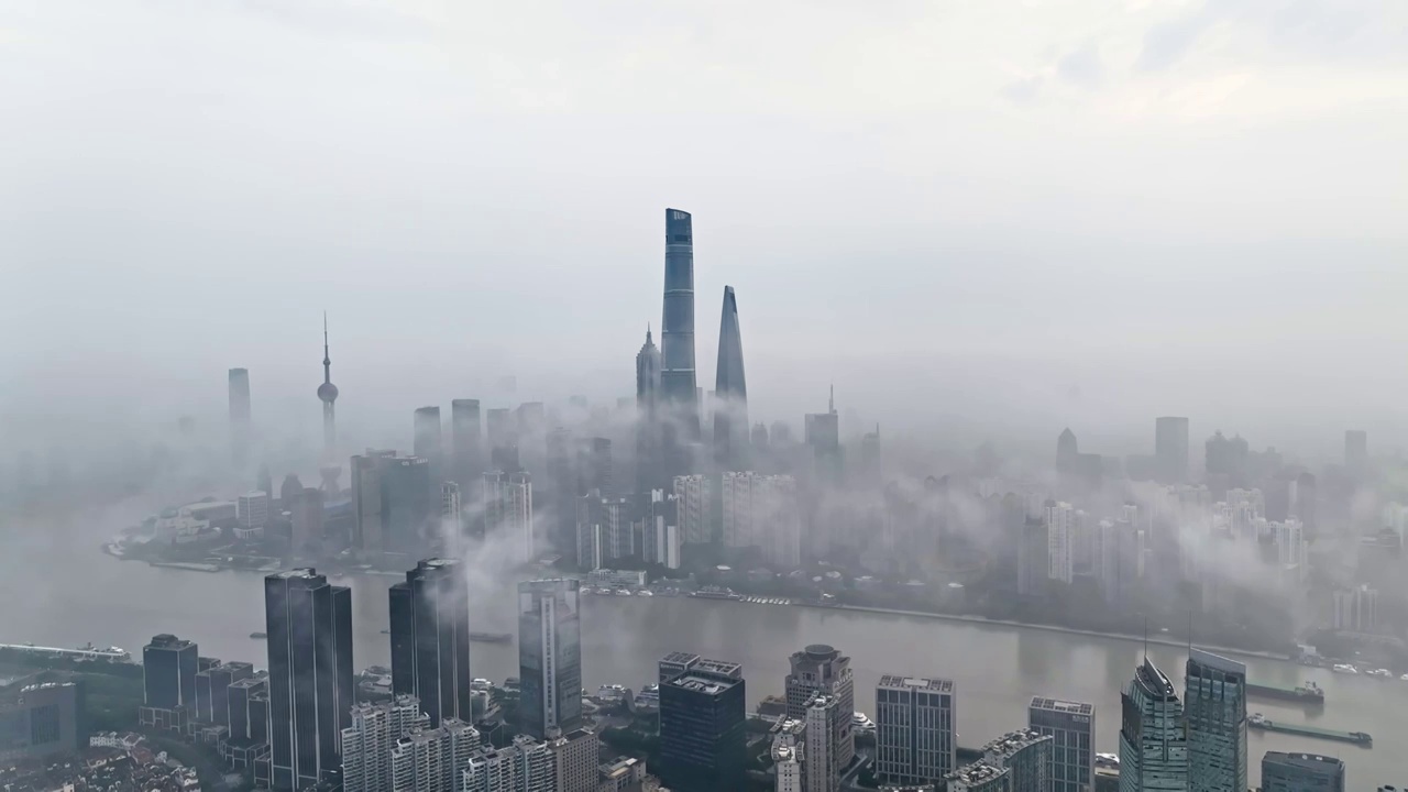 上海陆家嘴阴天震撼平流雾水墨上海航拍视频素材