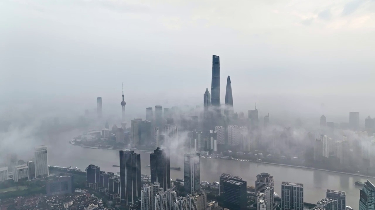 上海陆家嘴阴天震撼平流雾水墨上海航拍视频素材