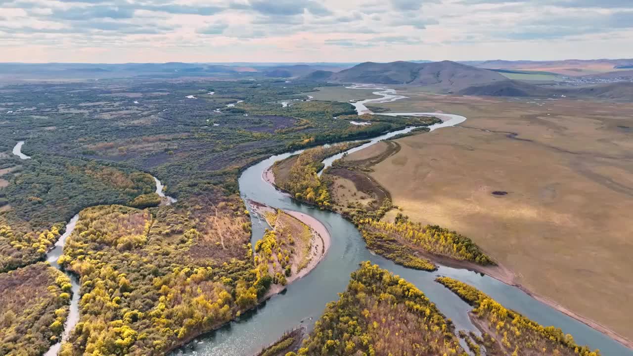 航拍呼伦贝尔秋天弯曲的河流（根河湿地）视频素材