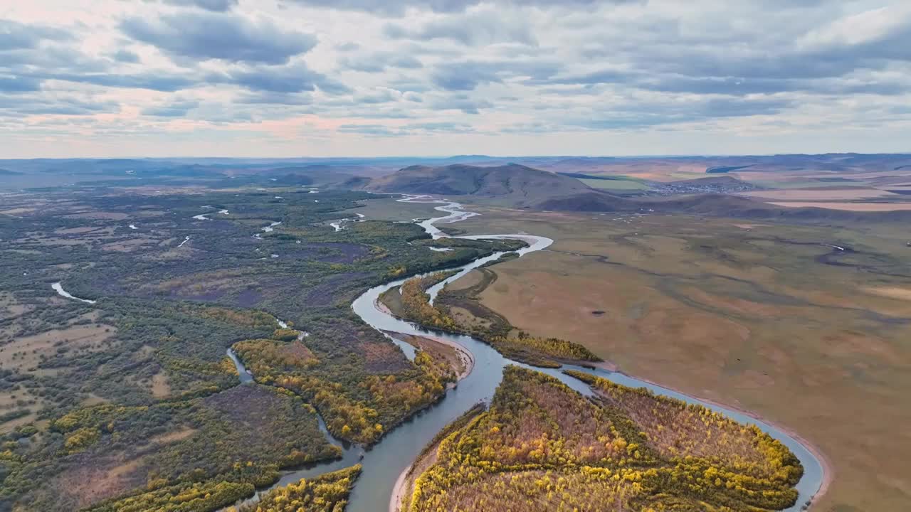 秋天美丽弯曲的河流（呼伦贝尔根河湿地）视频素材