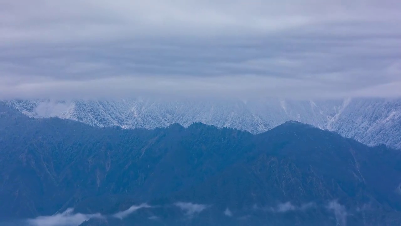 赵公山上看到的雪山视频素材