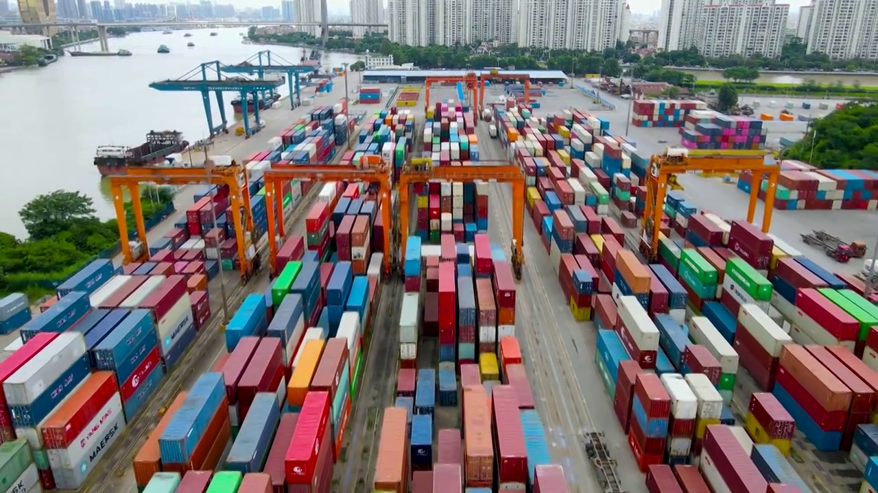 中国佛山南海国际货运码头的集装箱和起重机航拍视频下载