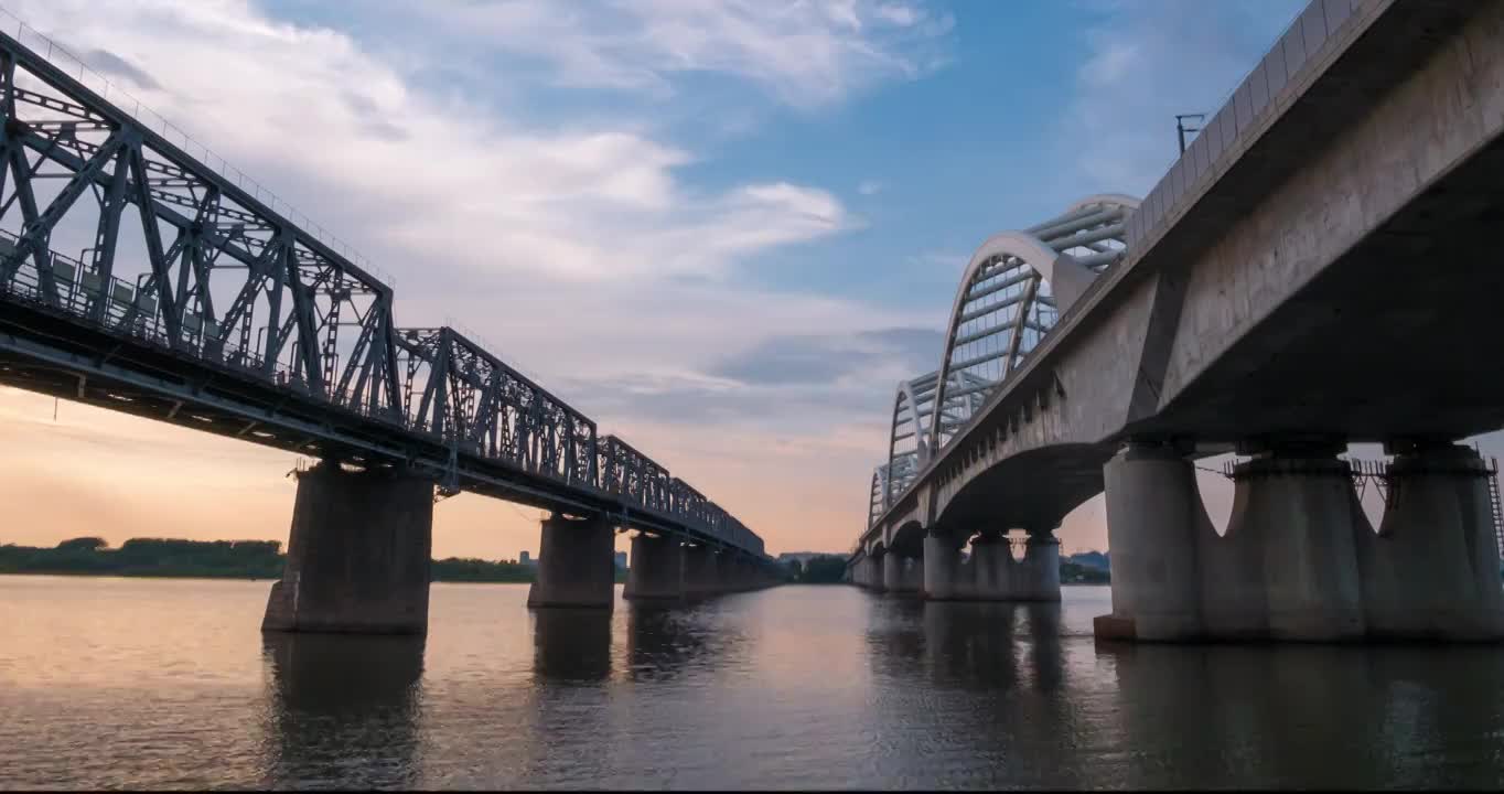黑龙江省哈尔滨市松花江双桥4K延时摄影上下移动镜头视频素材