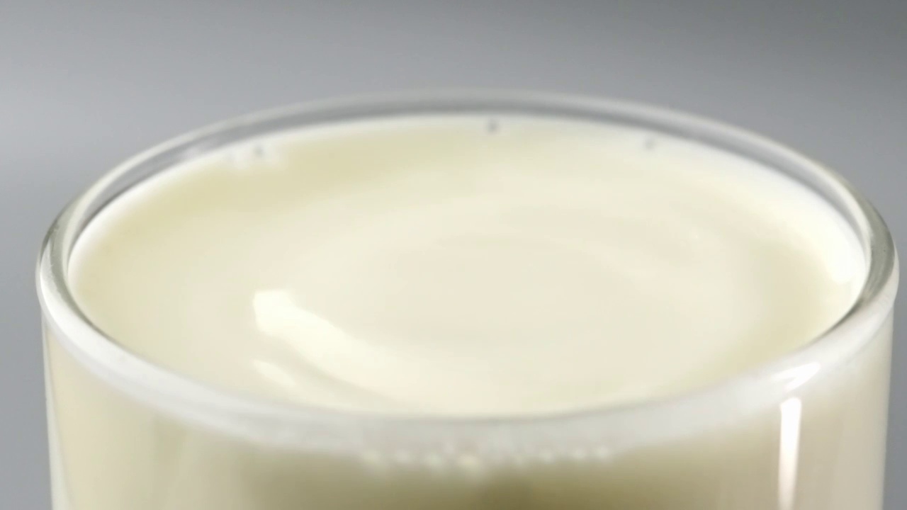 牛奶跌落牛奶杯子中溅起皇冠水花视频素材