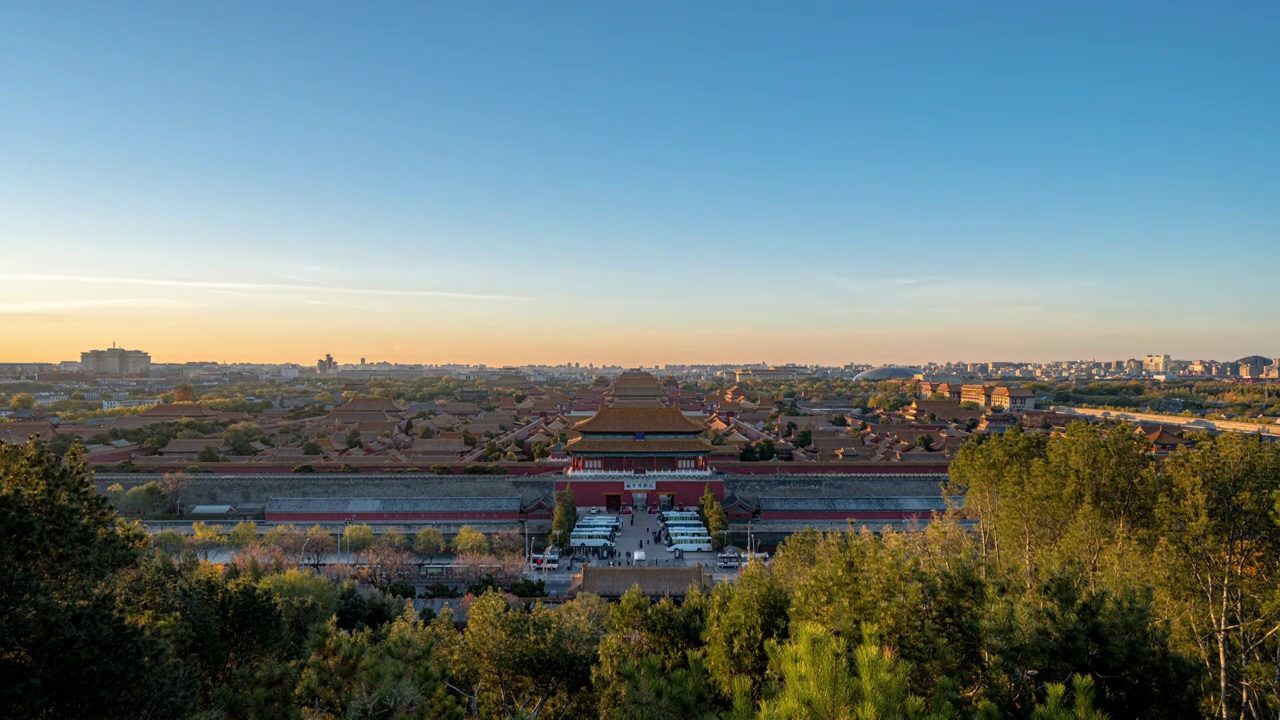 北京景山公园俯瞰故宫全貌日出延时风光视频素材