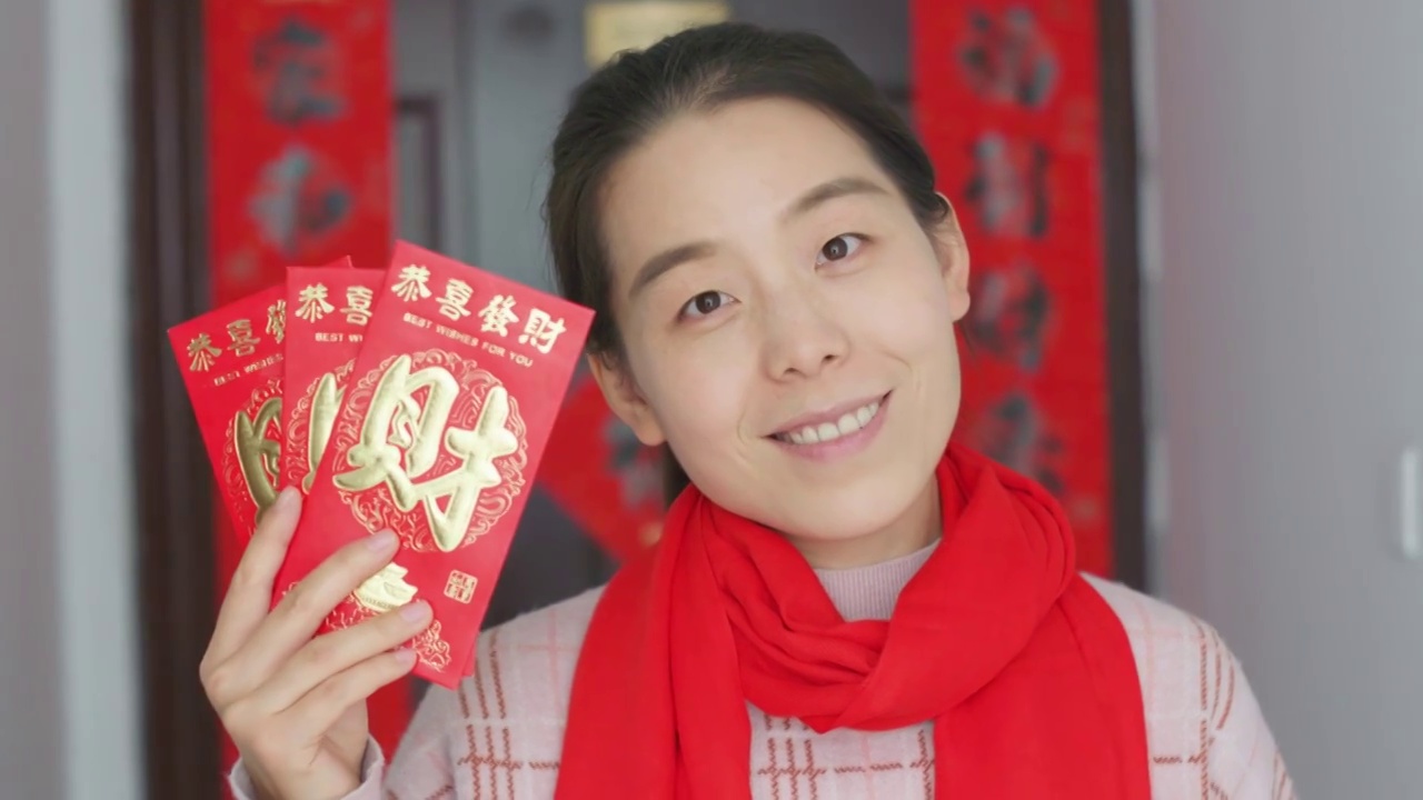 亚洲中国人女性家门口拜年新年快乐视频下载