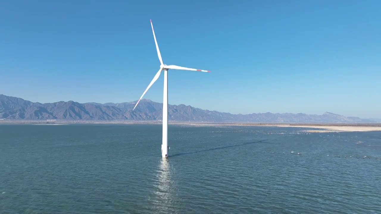 北京延庆官厅水库的风力发电机视频下载