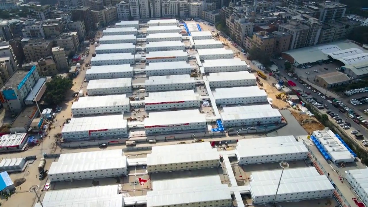 航拍建设中的广州方舱医院隔离板房视频素材