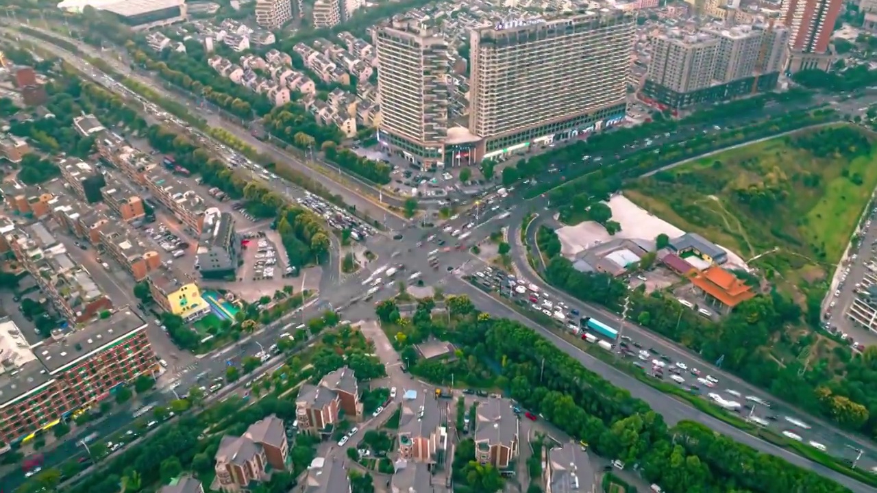 浙江义乌城市路口车流日转夜航拍延时摄影视频下载
