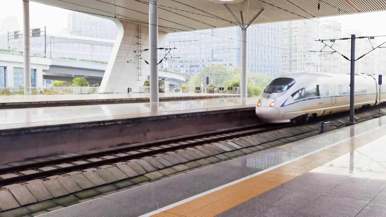 中国铁路高铁和谐号出站进站铁路运输公共交通火车站月台站台客运通勤高速列车速度城市建设视频下载