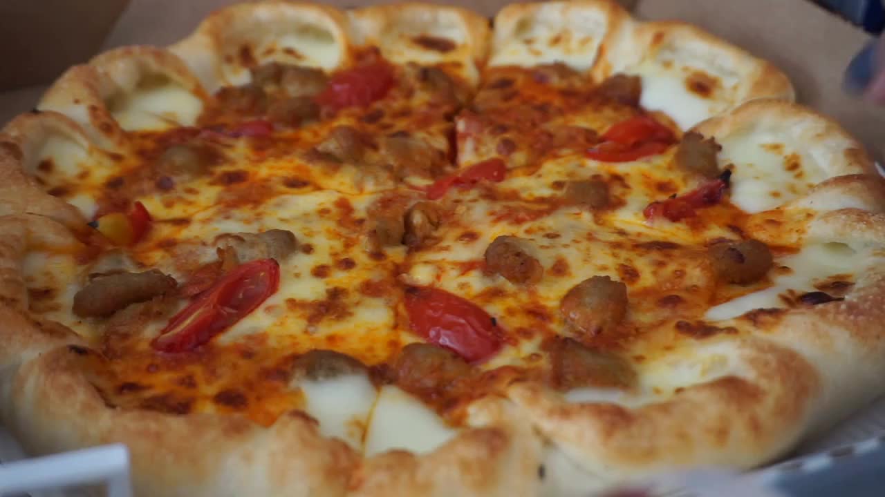 人的手拿起西方美食意大利披萨芝士拉丝视频素材