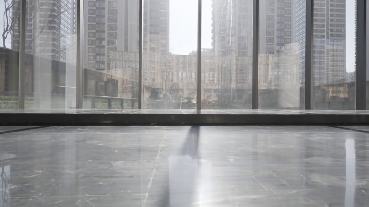 现代建筑大厅落地玻璃和大理石地面视频素材