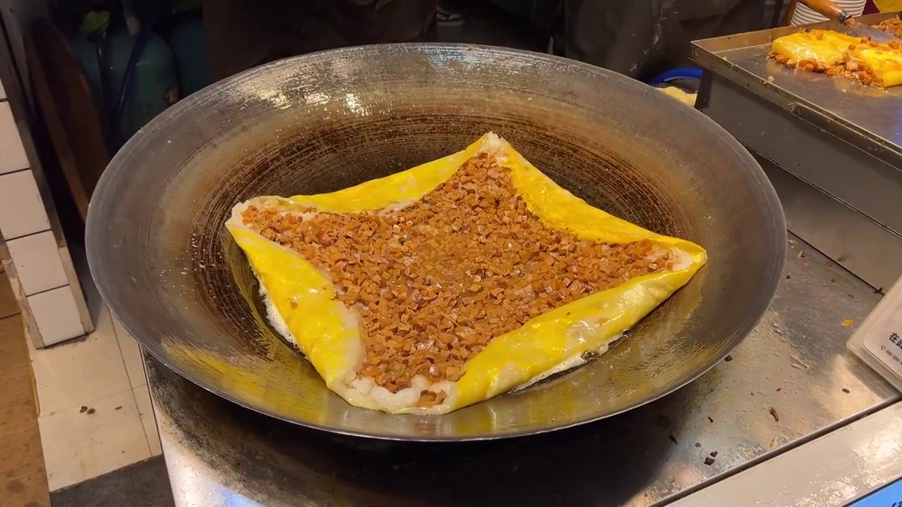 武汉城市街头早餐美食豆皮制作过程视频素材