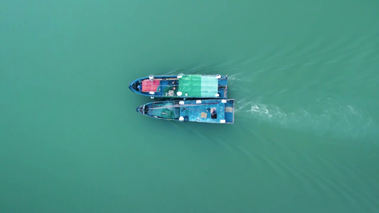 航拍海洋渔船出海捕捞视频下载