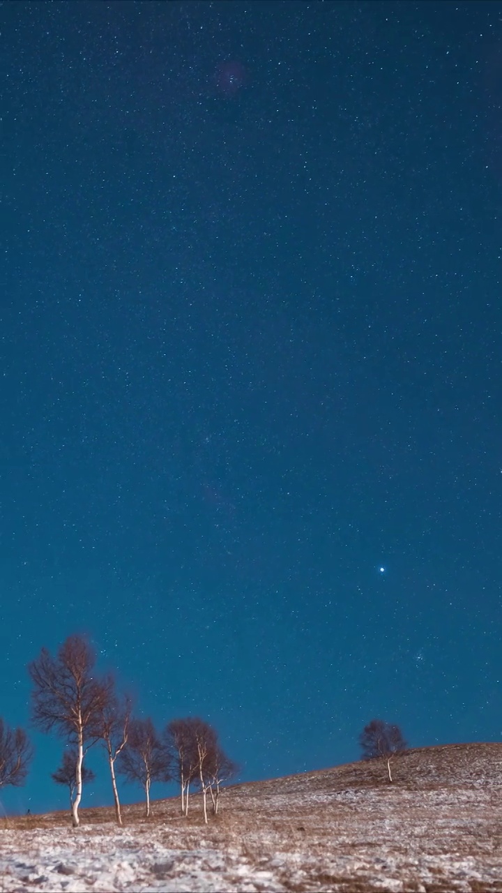 星空延时：双子座流星雨中猎户座升起视频素材