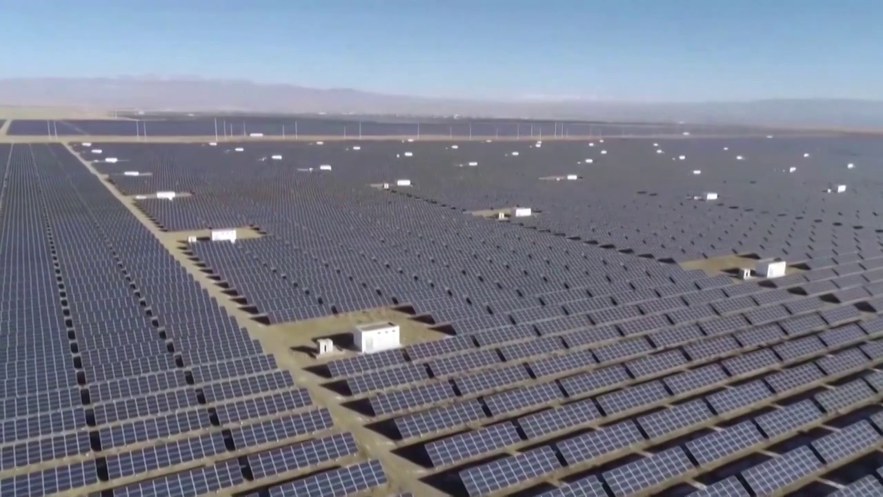 中国的新能源太阳能发电电站基础设施建设航拍（选编）视频素材