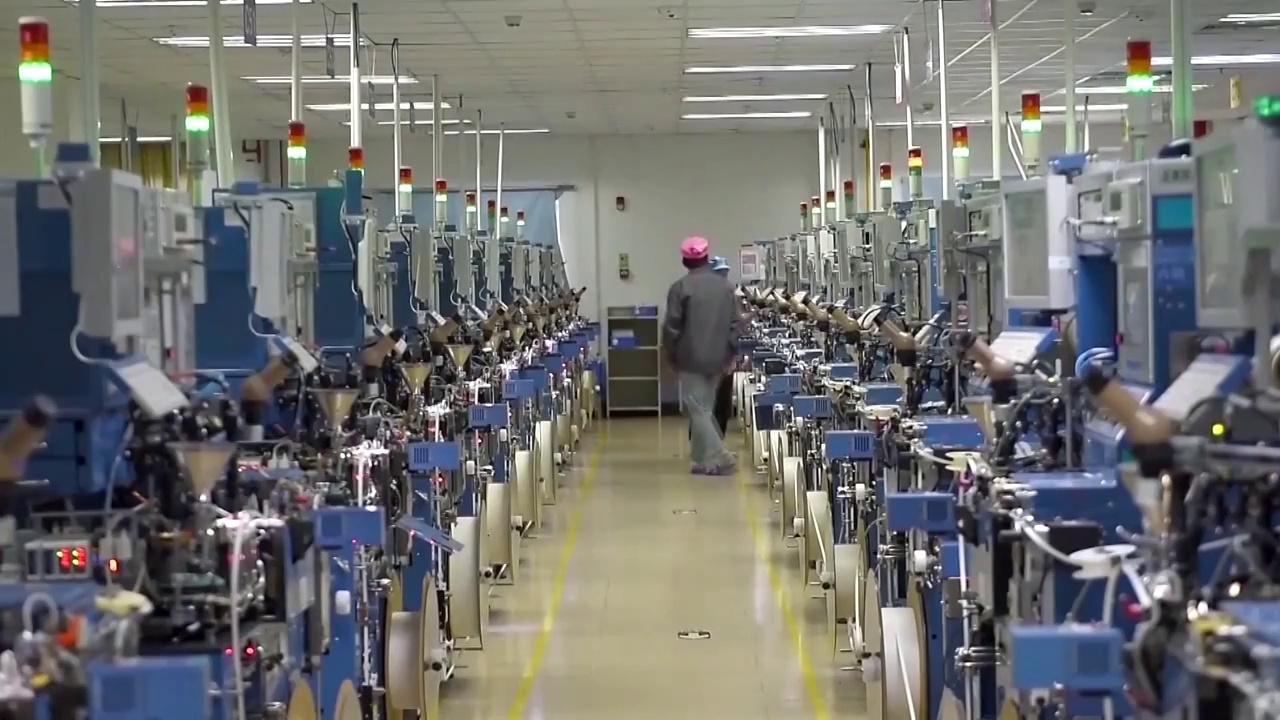 中国芯片工业工厂内部的高科技自动化生产线流水线（选编）视频素材
