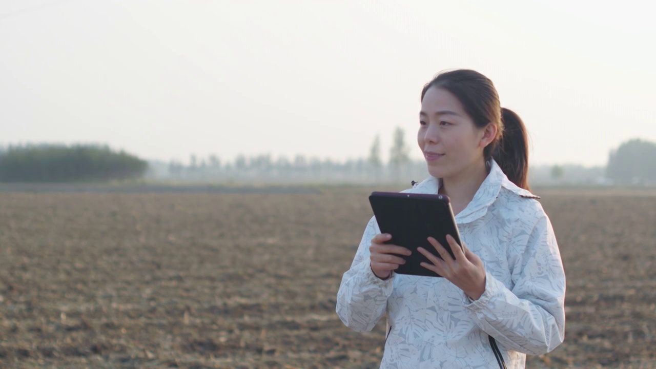 亚洲人中国人女性用平板电脑检查土壤情况视频素材