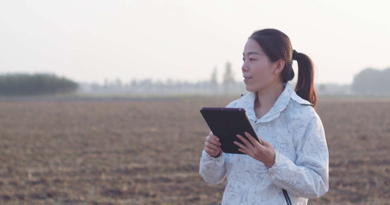亚洲人中国人女性用平板电脑检查土壤情况视频素材