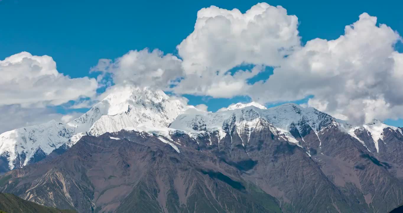 蓝天白云下的四川省甘孜藏族自治州贡嘎雪山自然风光视频素材