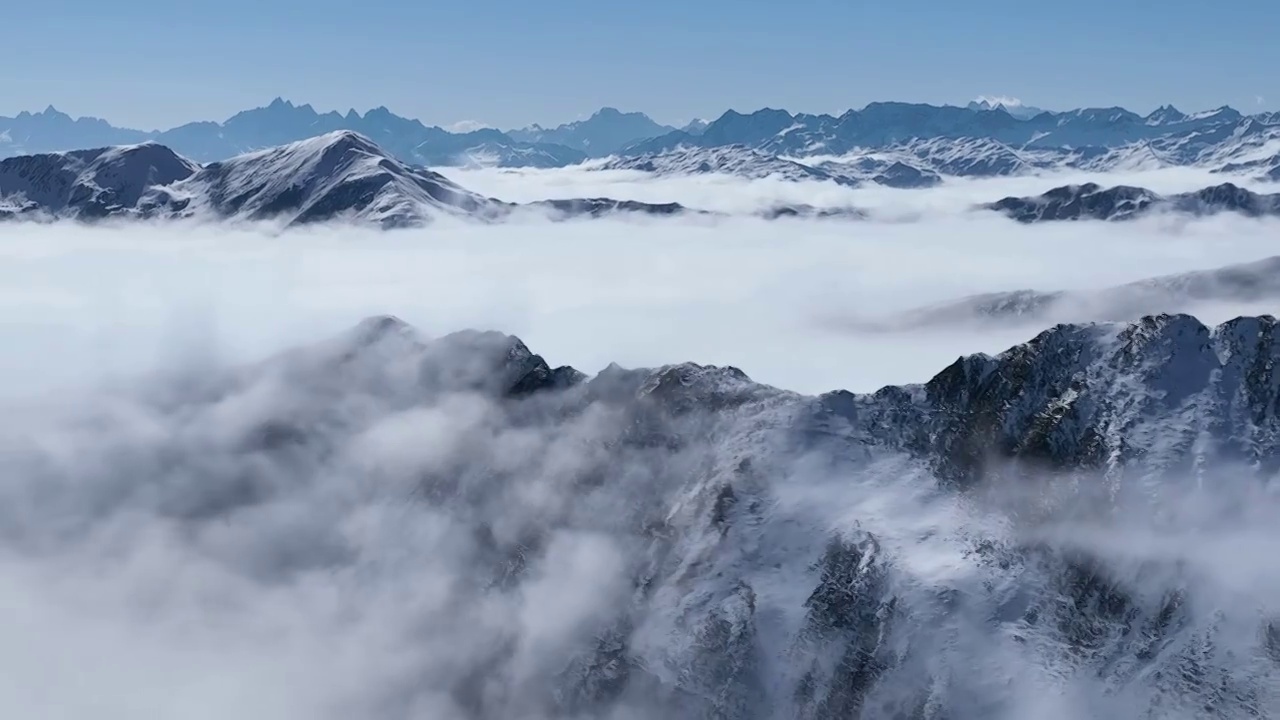 航拍冬季夹金山美丽自然风光雪山云海视频下载