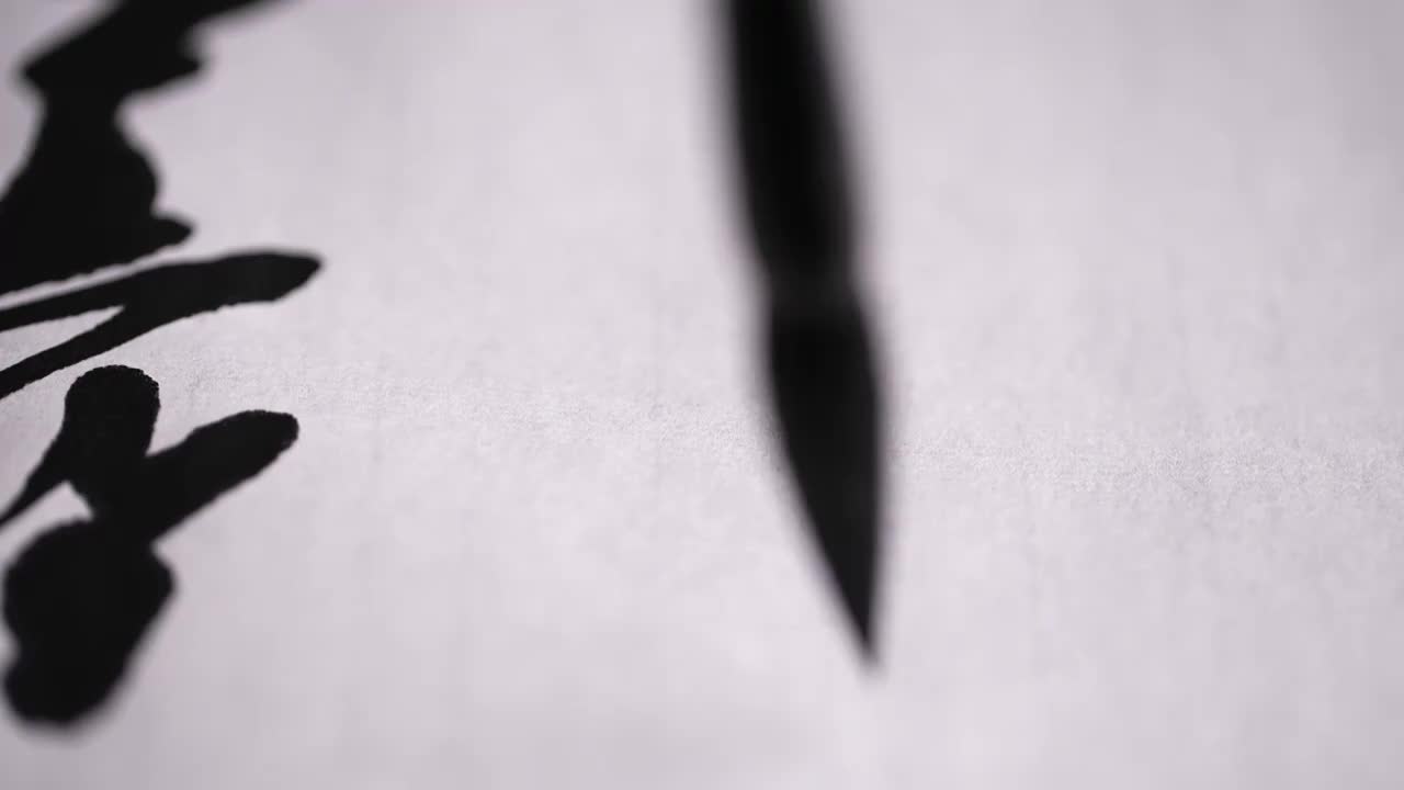毛笔在宣纸上书写书法视频素材