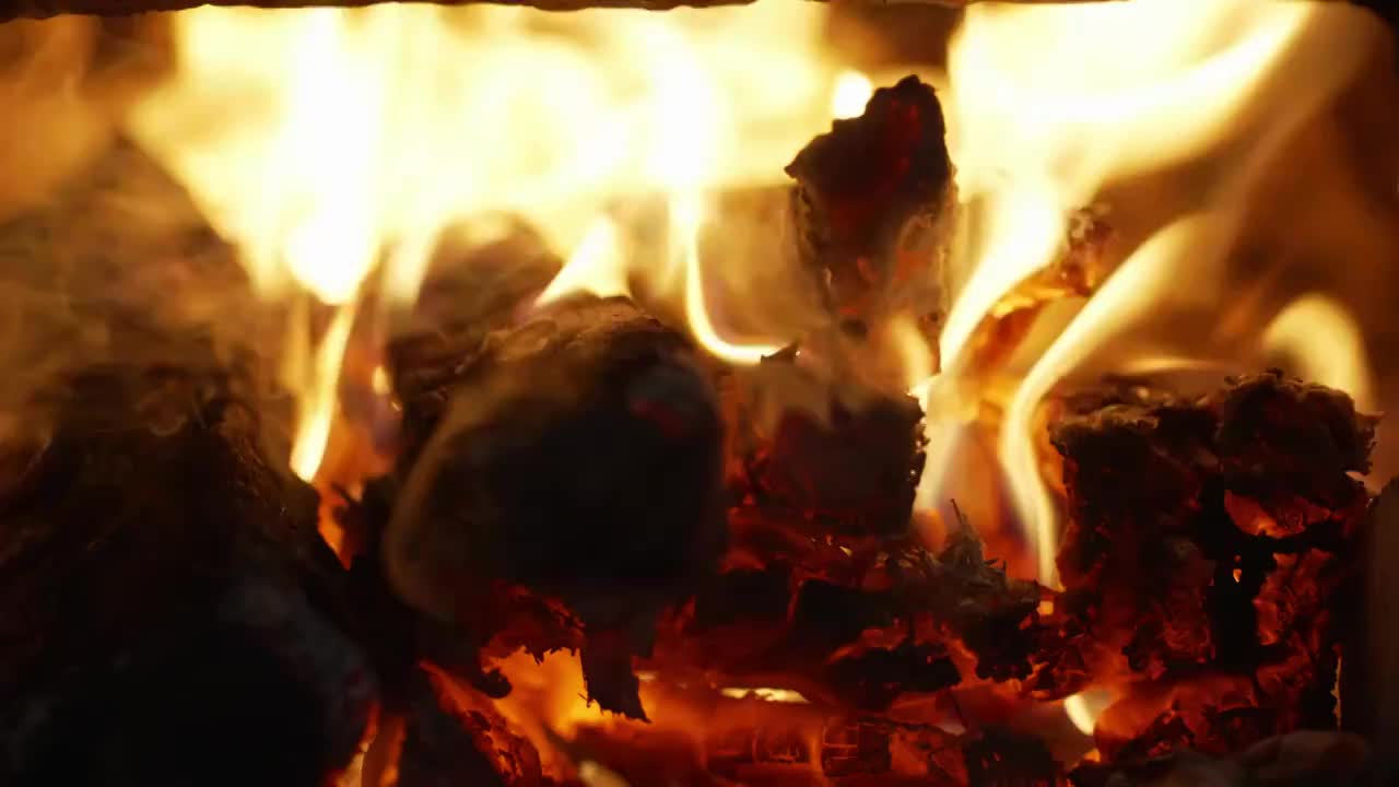 土灶内燃烧的木材视频素材