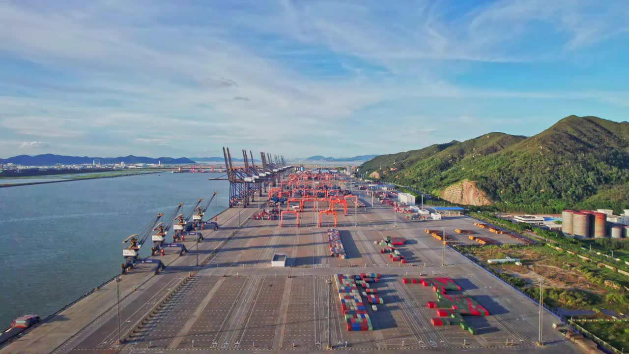 港口码头集装箱物流城市商业繁忙的港口视频素材
