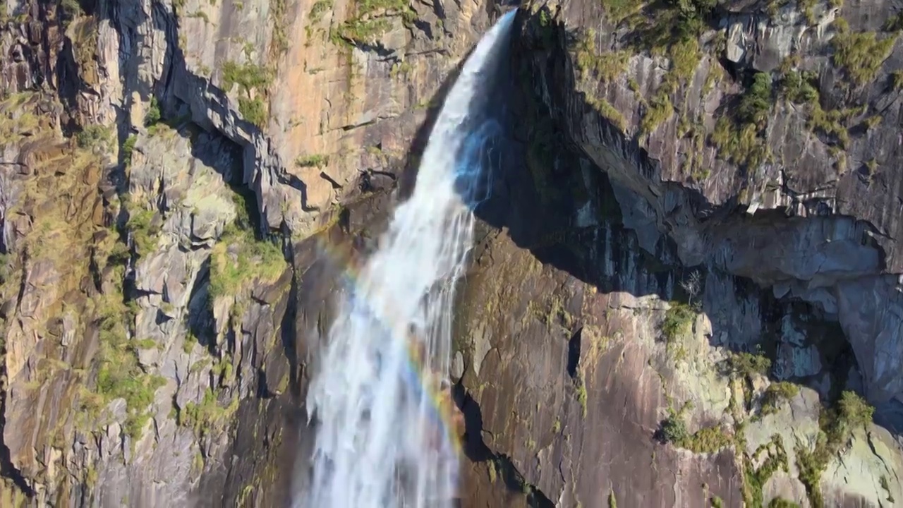 瀑布彩虹近距离特写悬崖峭壁高山间气势磅礴视频素材